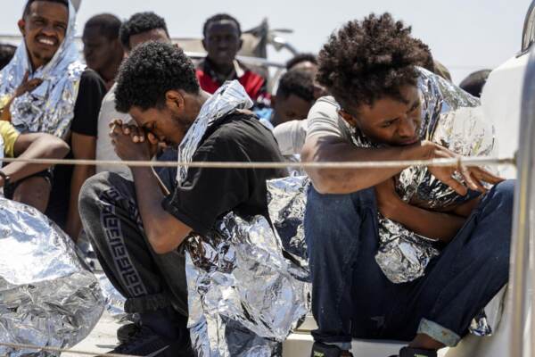 Migranti, donna Eritrea partorisce su una piccola isola disabitata vicino a Lesbo