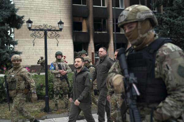 Guerra Ucraina, il Presidente Zelensky alla cerimonia dell'alzabandiera nazionale a Izium