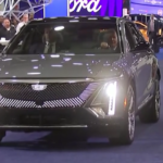 Usa, Biden guida suv elettrico al Salone di Detroit