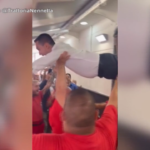 Il ministro Di Maio in volo come ‘Dirty Dancing’ in una trattoria a Napoli