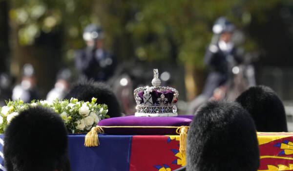 Regina Elisabetta, feretro a Westminster: 30 ore in fila per la camera ardente