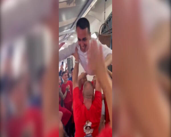 Di Maio, il ‘volo’ del ministro in trattoria a Napoli