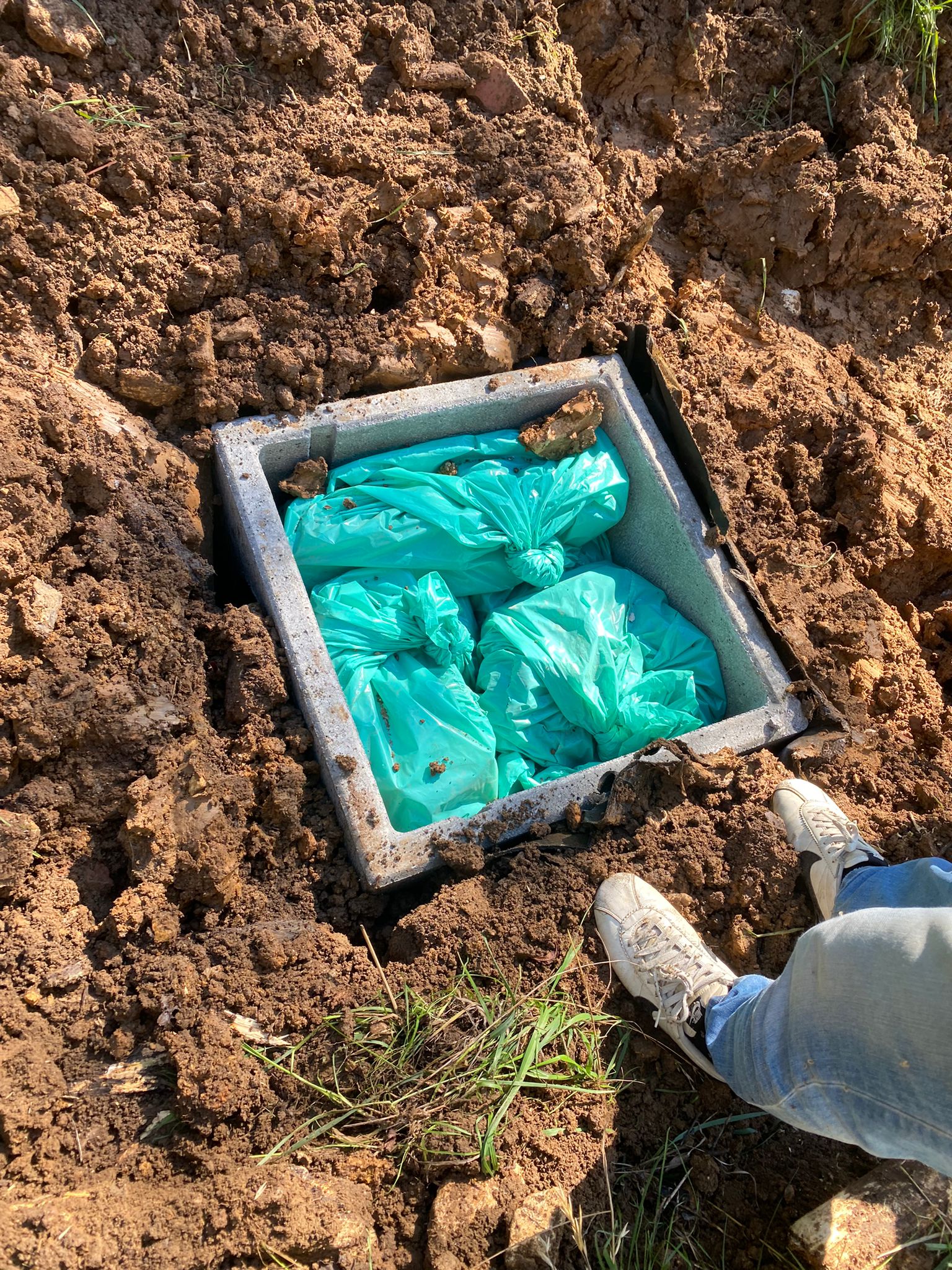 Brescia, coppia sotterra 8 milioni in giardino: interrogati dal Gip