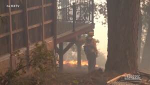 California, riprendono vigore gli incendi nei pressi di San Francisco