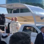 Kazakistan: Papa arriva tra gli applausi all’Expo Grounds per la S. Messa in Papa mobile