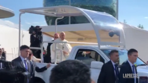 Kazakistan: Papa arriva tra gli applausi all’Expo Grounds per la S. Messa in Papa mobile