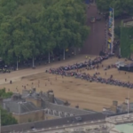 Elisabetta, la folla tra Buckingham Palace e Westminster vista dall’alto