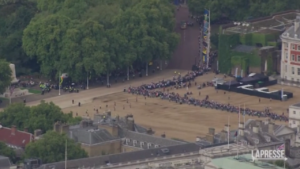 Elisabetta, la folla tra Buckingham Palace e Westminster vista dall’alto
