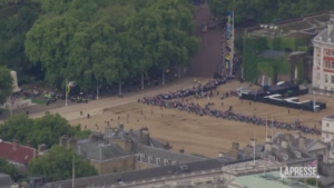 Elizabeth, the crowd between Buckingham Palace and Westminster seen from above