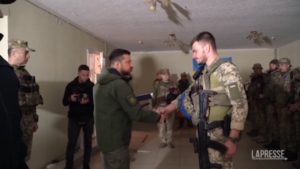 Ucraina, Zelensky visita la città di Balakliya dopo la liberazione dai russi