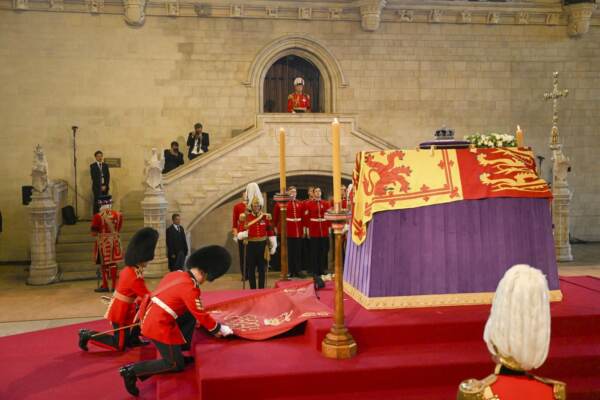 Londra, il feretro della regina Elisabetta II a Westminster Hall