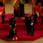 Regina Elisabetta, guardia sviene durante camera ardente