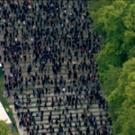 Regina Elisabetta: ancora chilometri di coda per omaggiare la sovrana