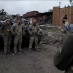 Ucraina, truppe di Kiev celebrano la riconquista dei territori dell’est