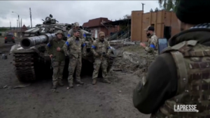 Ucraina, truppe di Kiev celebrano la riconquista dei territori dell’est
