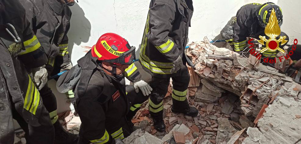 Incidenti lavoro: crolla solaio a Taranto, morto un operaio