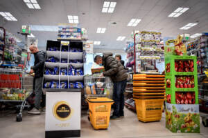 Folla al supermercato Esselunga di via fauchè a seguito della quarantena disposta per la regione Lombardia a causa del Coronavirus