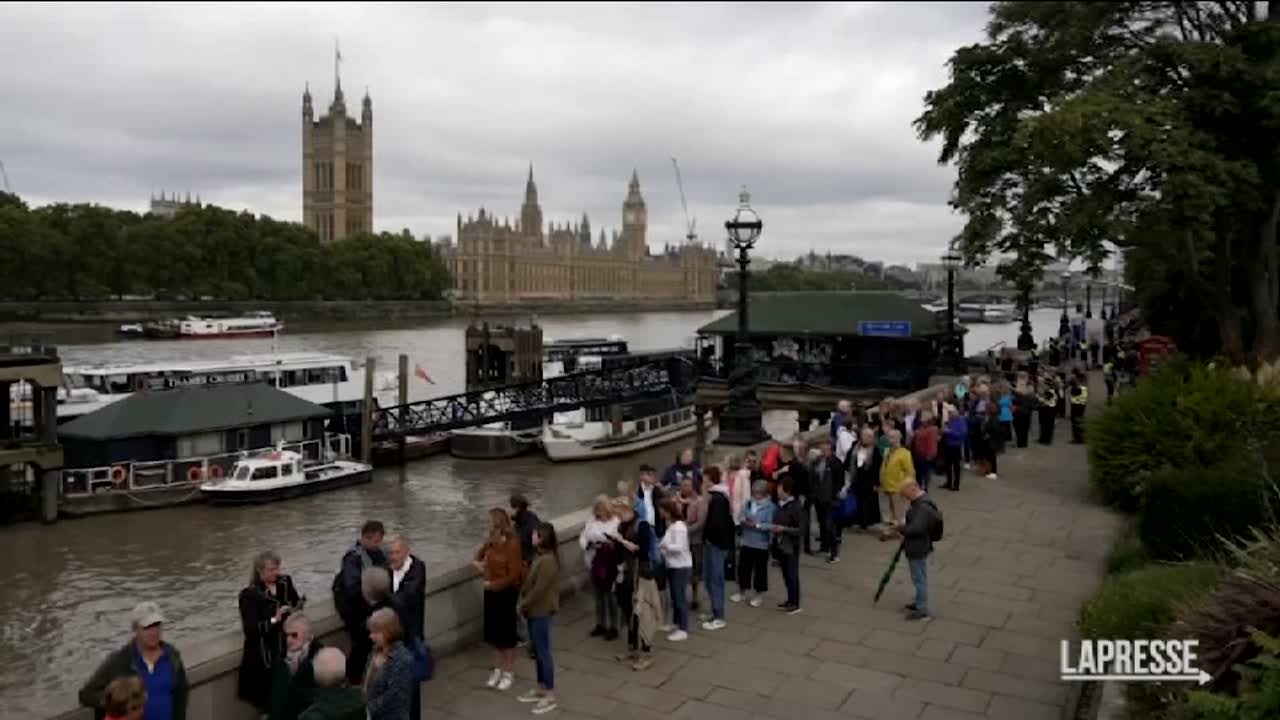 Regina Elisabetta, il timelapse mostra le migliaia di persone in fila per l’ultimo saluto