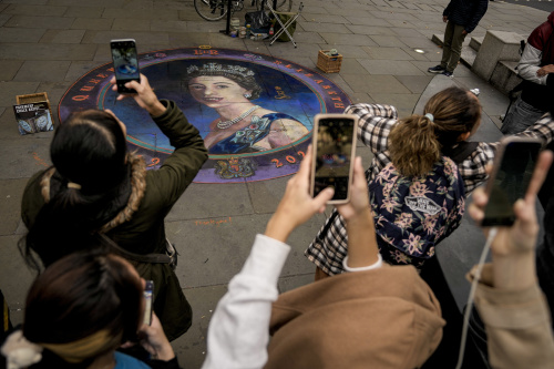 Regina Elisabetta, l’opera d’arte con i gessetti per ricordarla – FOTOGALLERY