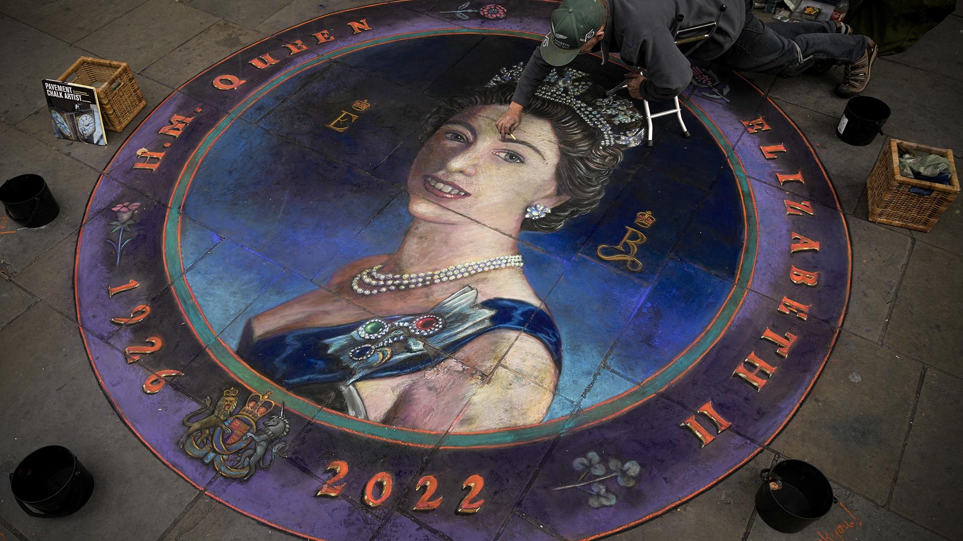 Regina Elisabetta, l’opera d’arte con i gessetti per ricordarla – FOTOGALLERY