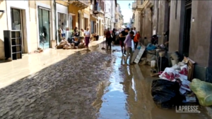 Alluvione Marche, residenti spalano fango