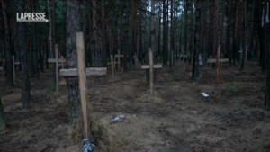 Ucraina, a Izium scoperta fossa comune con soldati e civili ucraini
