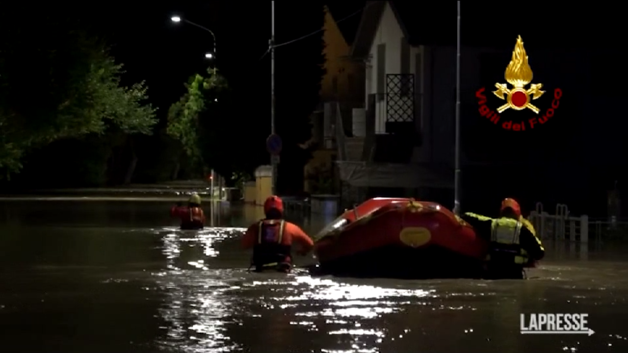 Alluvione Marche, strade come fiumi: vigili del fuoco al lavoro