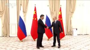 La stretta di mano tra Putin e Xi al vertice in Uzbekistan