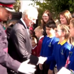 Regno Unito, re Carlo III accolto in Galles da bambini e scolari