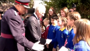 Regno Unito, re Carlo III accolto in Galles da bambini e scolari