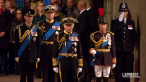 Elisabetta, i figli della Regina alla veglia a Westminster Hall