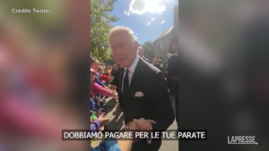Re Carlo contestato in Galles: “Lottiamo per riscaldare le nostre case e dobbiamo pagare le tue parate”