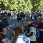 Londra, in coda per la Regina: “Sarà lunga ma ce la caveremo”