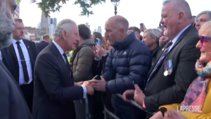 Carlo e William a sorpresa tra la gente in coda per l’ultimo saluto alla Regina Elisabetta