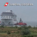 Vento e mare in tempesta: nave da crociera rompe gli ormeggi nel porto di Ravenna