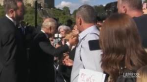 Re Carlo riceve una penna da una suddita: “Per ogni evenienza”