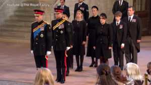 Regina Elisabetta II, la veglia degli otto nipoti a Westminster