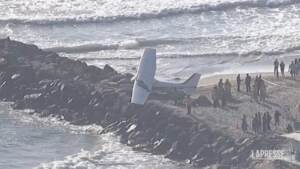 Usa, piccolo aereo costretto ad atterrare in spiaggia