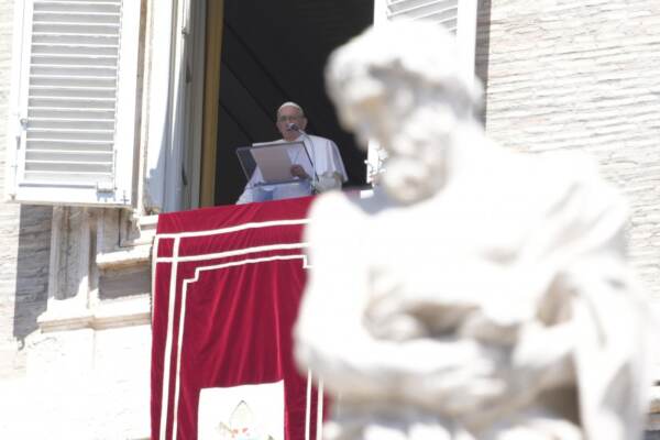 Vaticano, l'Angelus della domenica di Papa Francesco in piazza San Pietro