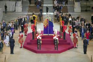 Il feretro della regina a Westminster Hall, ultimo giorno per rendere omaggio a Elisabetta II