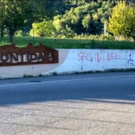 Pontinda, scritte No Vax all’ingresso: “Salvini nazi”