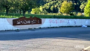 Pontinda, scritte No Vax all’ingresso: “Salvini nazi”