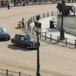 Regina Elisabetta, re Carlo III arriva a Buckingham Palace