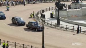 Regina Elisabetta, re Carlo III arriva a Buckingham Palace