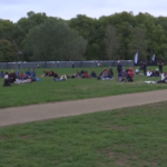 Regina Elisabetta, centinaia ad Hyde Park dove sono allestiti i maxischermi