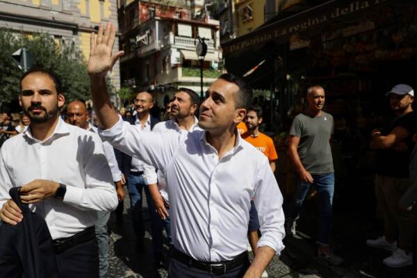 Napoli, il Ministro degli Esteri Luigi Di Maio passeggia per le vie del mercato della pignasecca