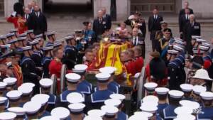 Funerali Elisabetta, il feretro caricato sul carro