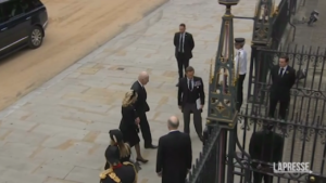 Regina Elisabetta, Biden arriva all’Abbazia di Westminster per i funerali