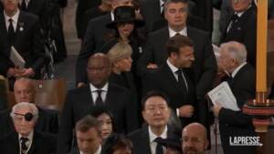 Regina Elisabetta: Macron, Khan, il figlio di Camilla e i genitori Middleton ai funerali