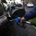 Benzina, prezzi in calo: sotto 1,7 euro dopo un anno